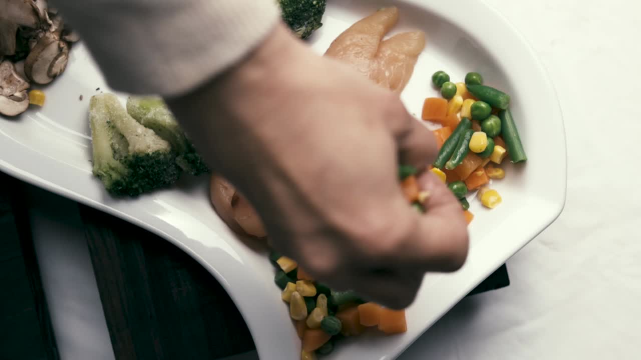 mujer recogiendo verduras en cubitos de un plato