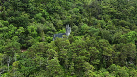 Cuento-De-Hadas---Castillo-Mágico-Escondido-En-El-Desierto-De-Irlanda---Drone-Aéreo