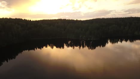 Una-Toma-Aérea-De-Una-Puesta-De-Sol-Junto-Al-Lago-En-Finlandia