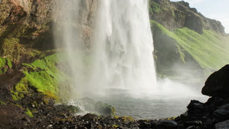 Nebeliger-Sprühnebel-Auf-Nassen-Felsen-Vom-Seljalandsfoss-Wasserfall-In-Island