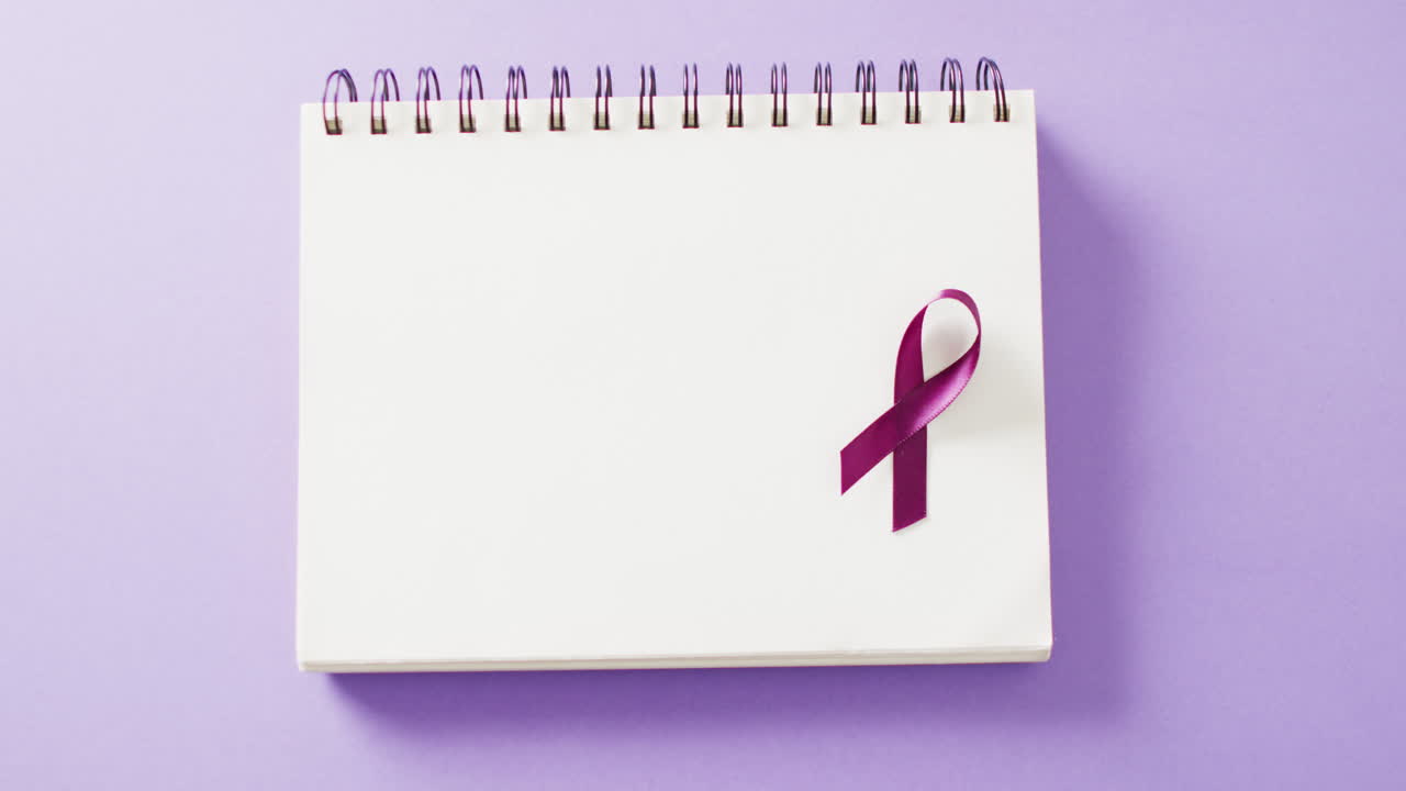 видео фиолетового добавления или ленты осведомленности о adhd на ноутбуке с пространством для копирования, на фиолетовом фоне.