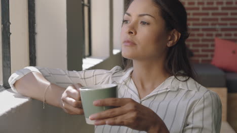 Hermosa-Mujer-Bebiendo-Café-En-Casa-Sonriendo-Disfrutando-De-Un-Estilo-De-Vida-Exitoso-Relajándose-Mirando-Por-La-Ventana