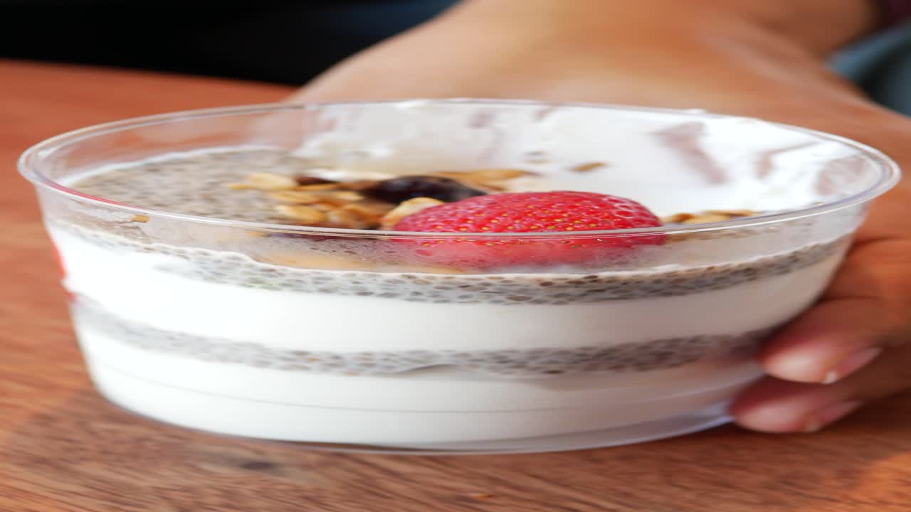 Delizioso budino di semi di chia con yogurt, fragole e granola