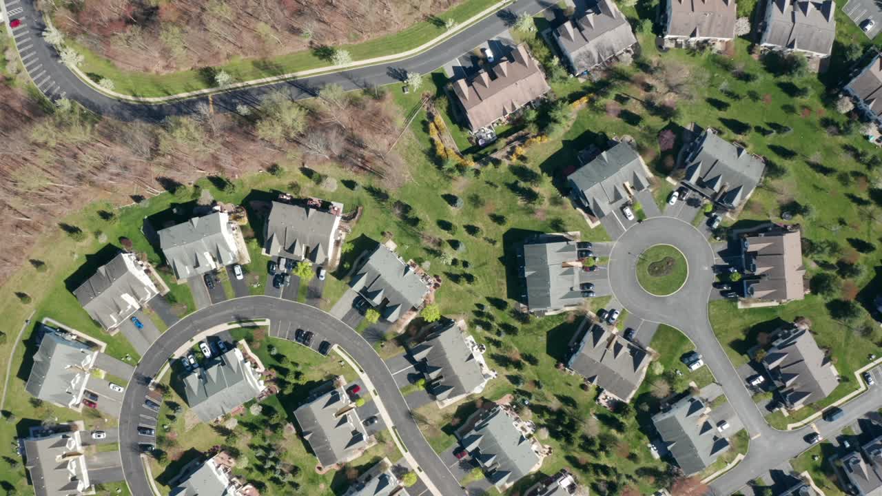 4K-Luftaufnahmen mit Drohne von Eigentumswohnungen und Wohnsiedlungen in Sackgassen in Middletown, New York.