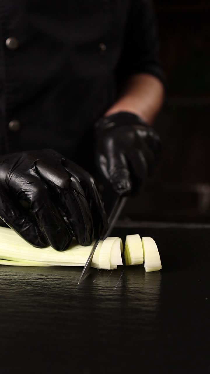 cocinero cortando puerros