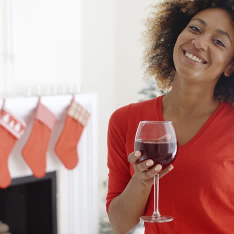 mujer joven ofreciendo un brindis de navidad