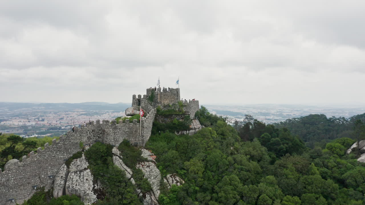 volando alrededor del castillo de los moros sintra portugal