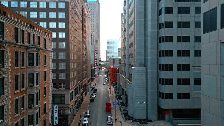 Saint Louis USA, 14 agosto 2025: strada con auto parcheggiate ed edifici di grandi dimensioni ai lati. Architettura storica e moderna di St. Louis, Missouri, USA