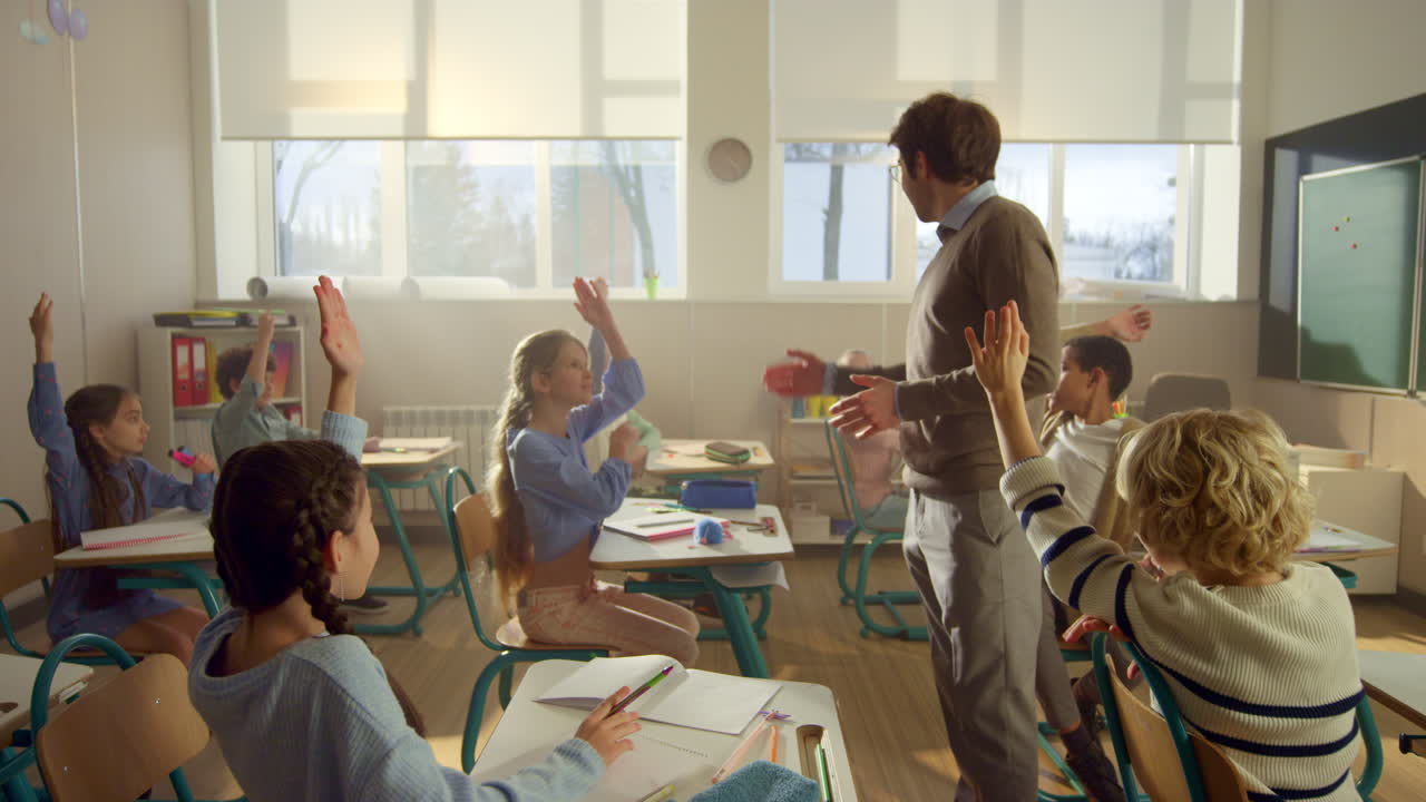 los alumnos aprenden en el aula. el maestro hace preguntas en la lección.