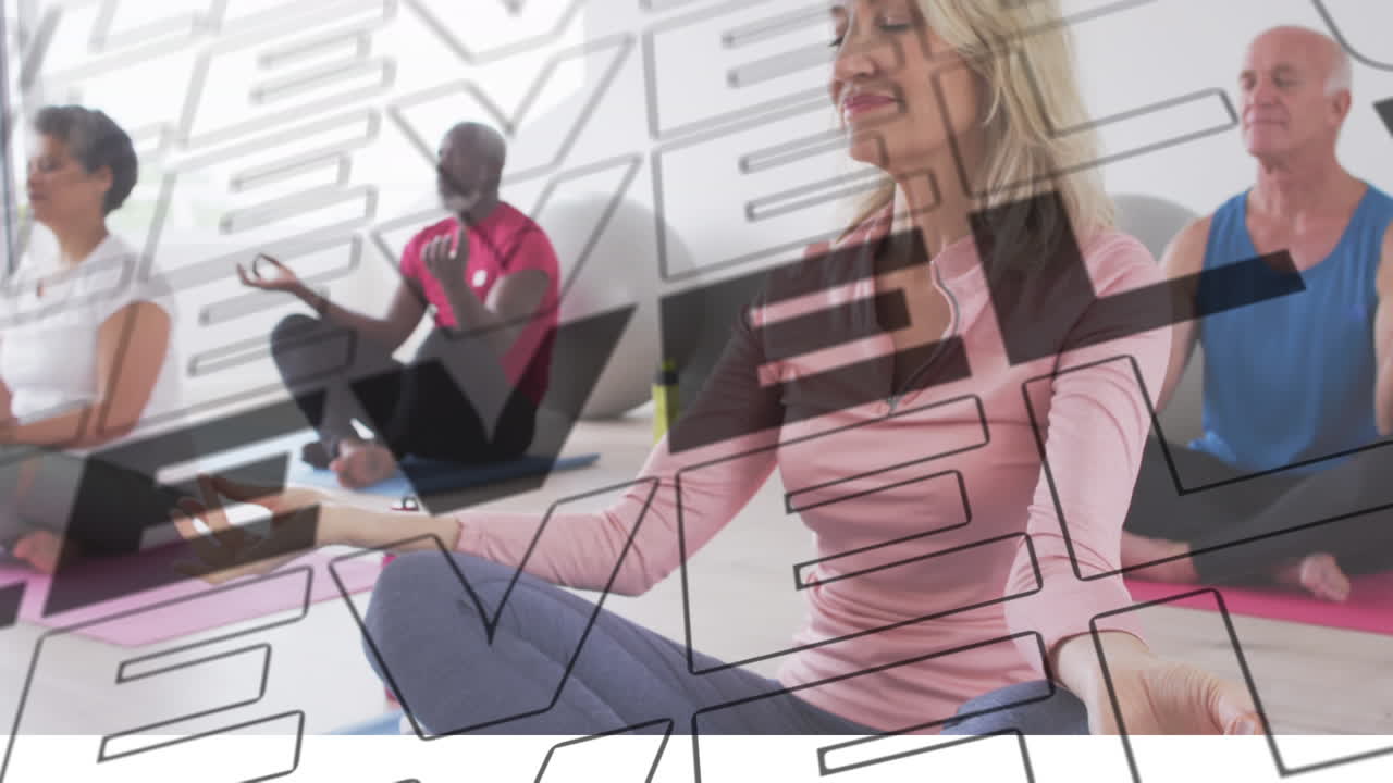 texto de nivel superior contra dos parejas de ancianos diversos practicando yoga y mediación juntos en casa