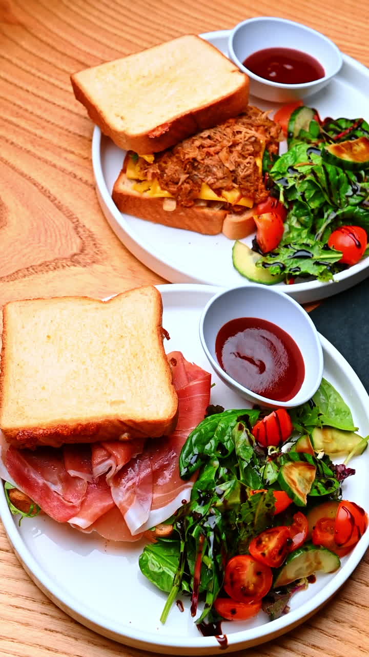 Toast med skinke og blandet salat. Skinke lagt på toast ledsaget af blandet salat og tomater