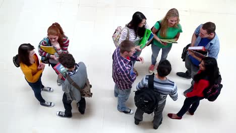 grupo de estudiantes charlando en el pasillo