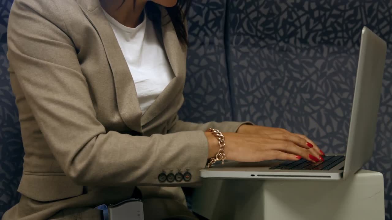 Forretningskvinde bruger bærbar computer