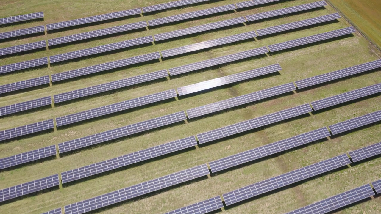 Drone 4K di un grande parco solare in una zona rurale in primavera ed estate