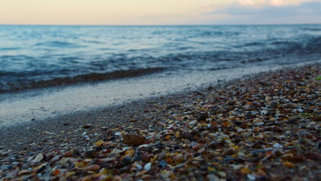 Meerwasserwellen-Plätschern-Sandstrand-Sonnenuntergang-Nahaufnahme.-Abstrakter-Naturhintergrund