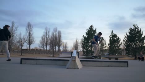 Kickflip-Back-Nose-Blunt-Im-Skatepark