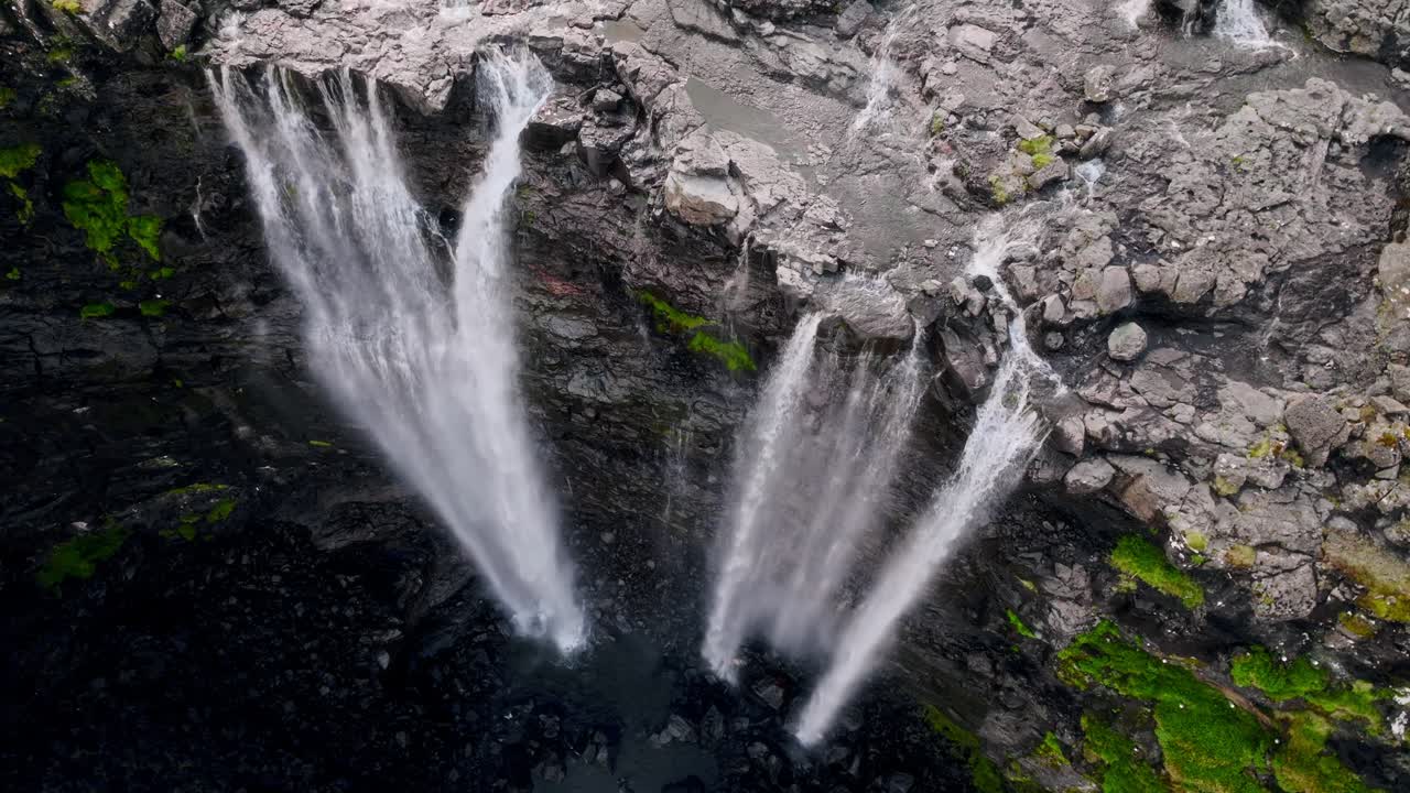 una impresionante vista aérea de cascadas en cascadas sobre acantilados rocosos en las islas feroe
