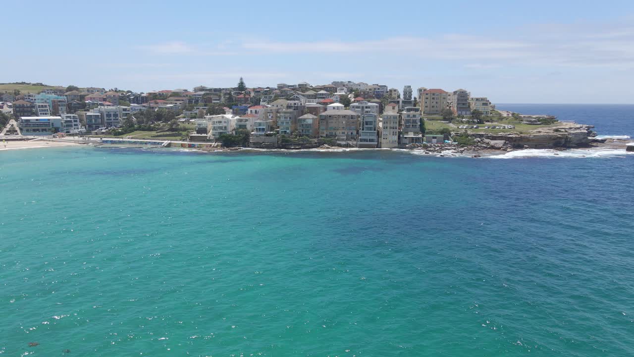 vista aérea de la península de ben broquel con mar azul en el suburbio de north bondi, nsw, australia