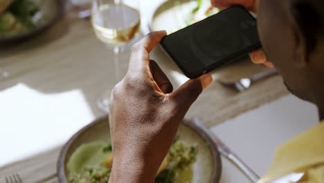 Hombre-Tomando-Fotos-De-Comida-Desde-Un-Teléfono-Móvil