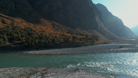 Corriente-De-Río-De-Agua-Glaciar-De-Color-Agua-Que-Fluye-A-Través-De-Majestuosas-Cadenas-Montañosas-Del-Himalaya