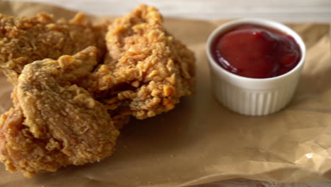 Comida-De-Pollo-Frito-Con-Salsa-De-Tomate