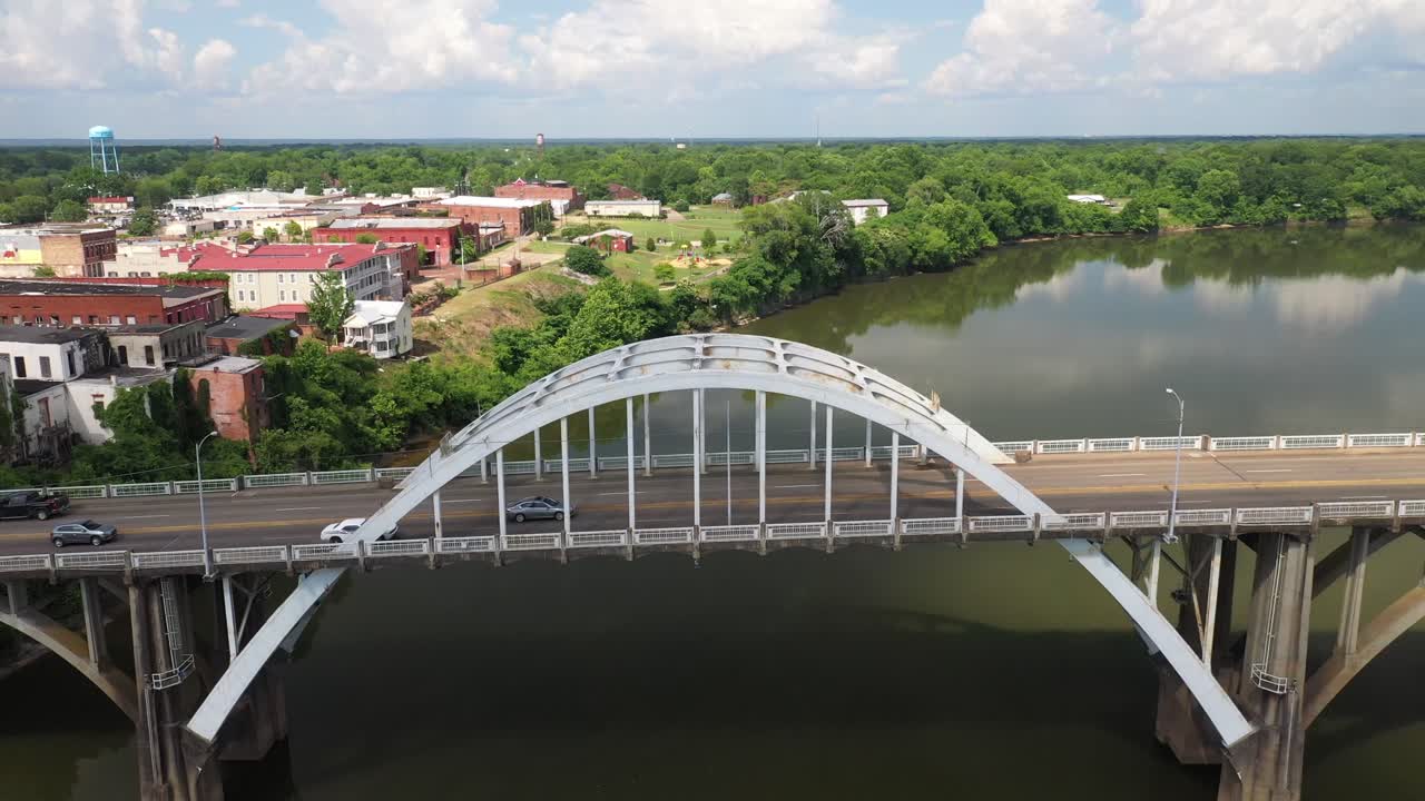Ponte Edmund Pettus a Selma, Alabama, con ripresa drone che si sposta lateralmente e sorvola