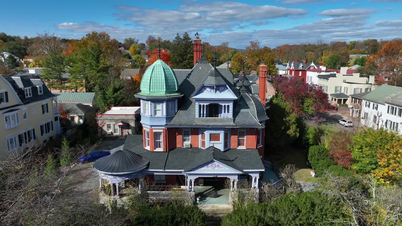 vieja casa victoriana en el noreste de estados unidos ciudad en otoño