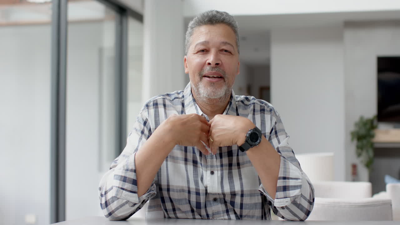 행복한 노인 두 인종 남자가 비디오 통화를 하고 웃으며 집에서 손을 흔들고, 느린 동작