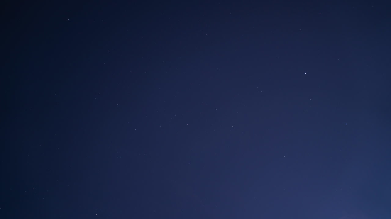 밤에 바람에 날리는 빛나는 별과 구름으로 가득 찬 하늘을 올려다본다 - 타임랩스