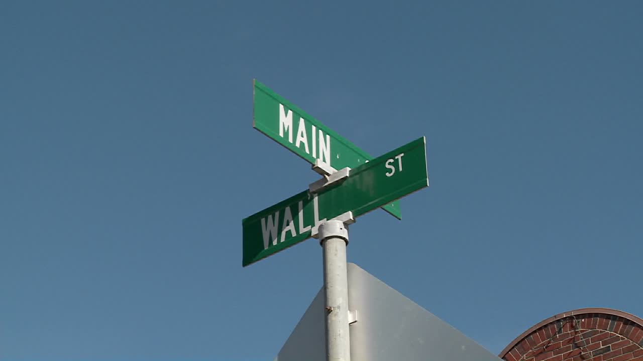 거리 표지판은 메인 스트리트와 월스트리트의 교차점을 나타냅니다.