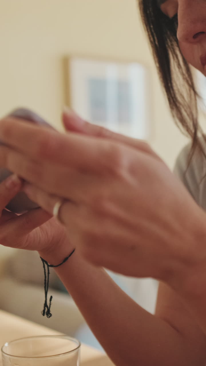 Mani che tengono uno smartphone