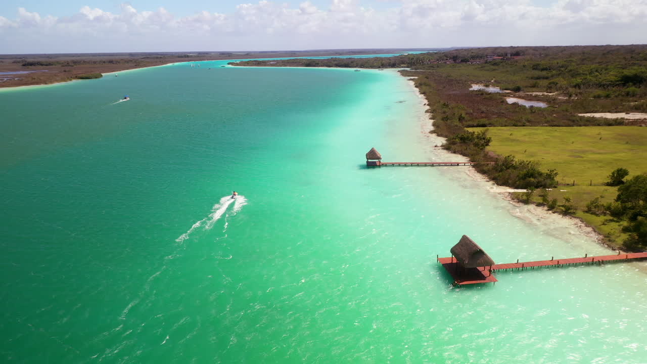 persiguiendo una foto con un dron de un esquiador acuático en aguas turquesas en bacalar, méxico