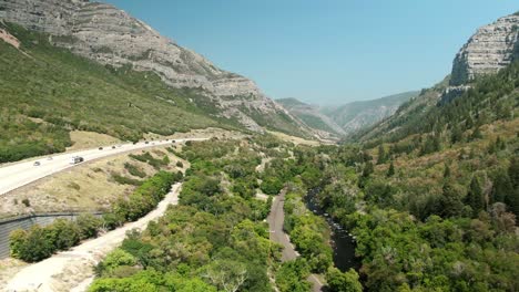 efecto de zoom de muñeca aérea hacia atrás en la carretera del cañón de provo