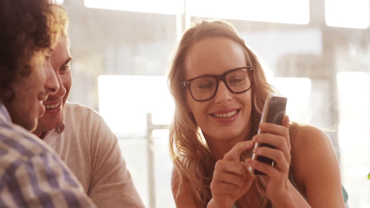mujer mostrando su teléfono móvil