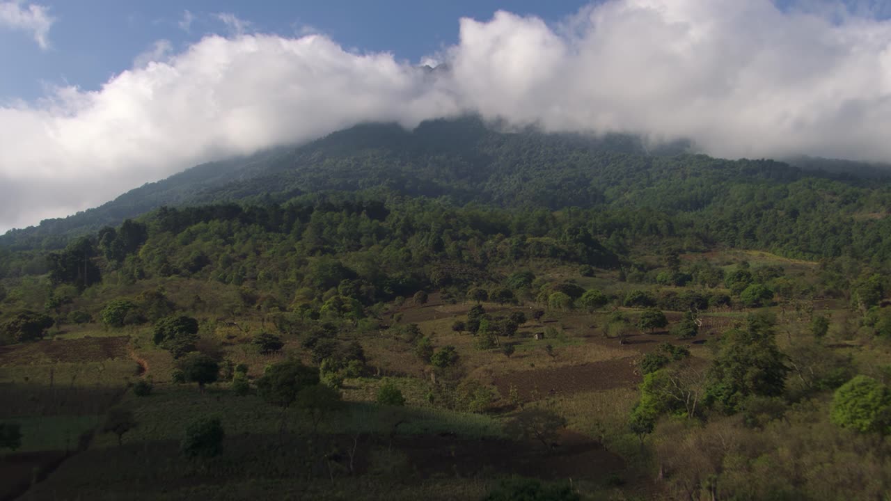 volcán de agua envuelto por las nubes