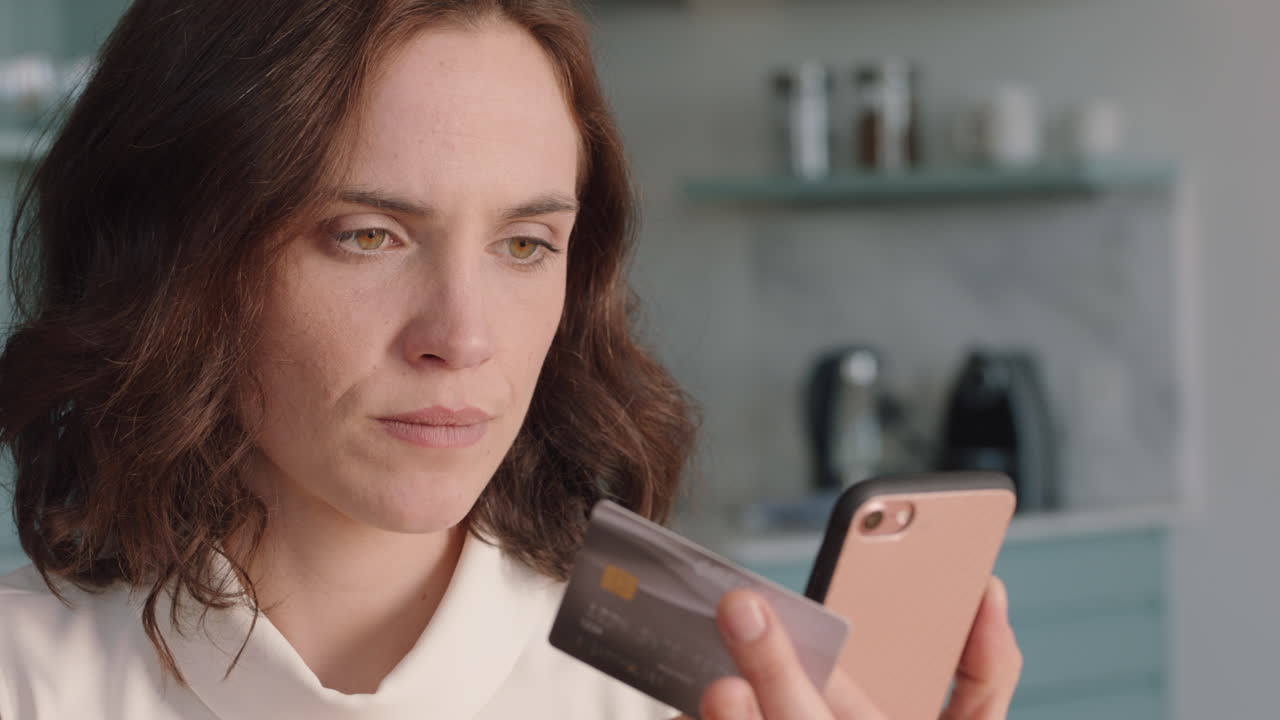 mujer hermosa usando un teléfono inteligente comprando en línea gastando dinero en tarjeta de crédito aplicación de banca móvil con moneda digital disfrutando de libertad financiera