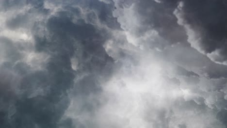 vista de la tormenta que golpeó dentro de las espesas nubes
