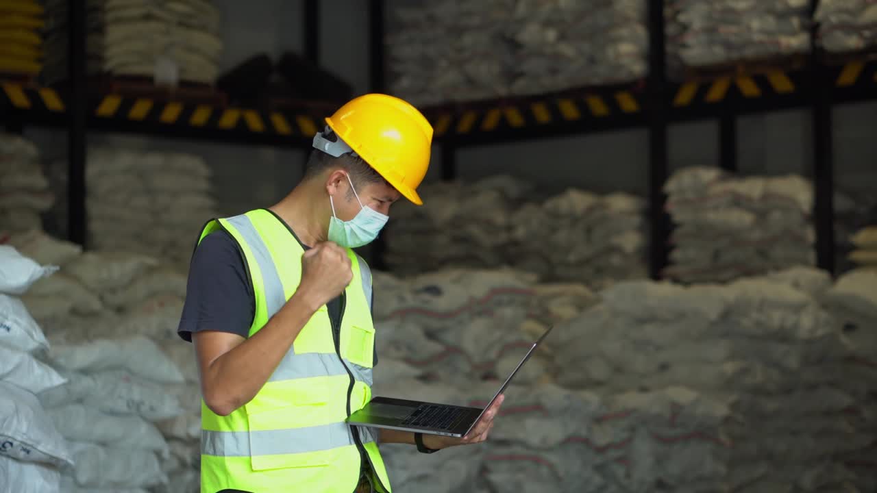 gerente usando portátil comprobar las ventas de existencias en la industria química. éxito de ventas. gerente de almacén con portátil.