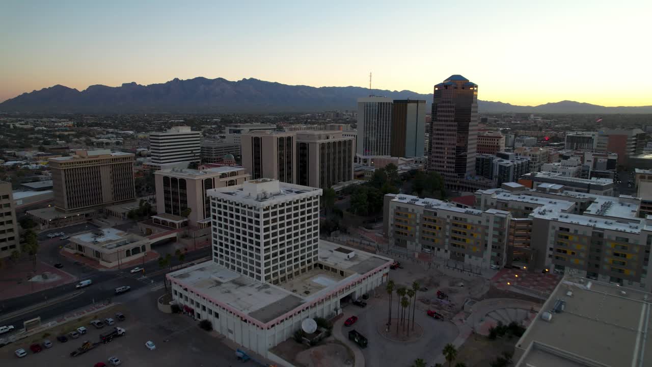 Avvicinamento aereo allo skyline di Tucson, Arizona, all'alba