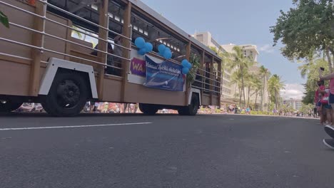 timelapse of king kamehameha parade in waikiki on a sunny day 4
