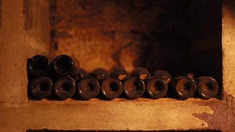 botellas de vino en un sótano débilmente iluminado