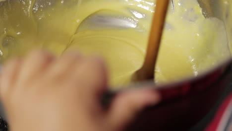 niños haciendo un pastel en casa, enfoque suave de primer plano
