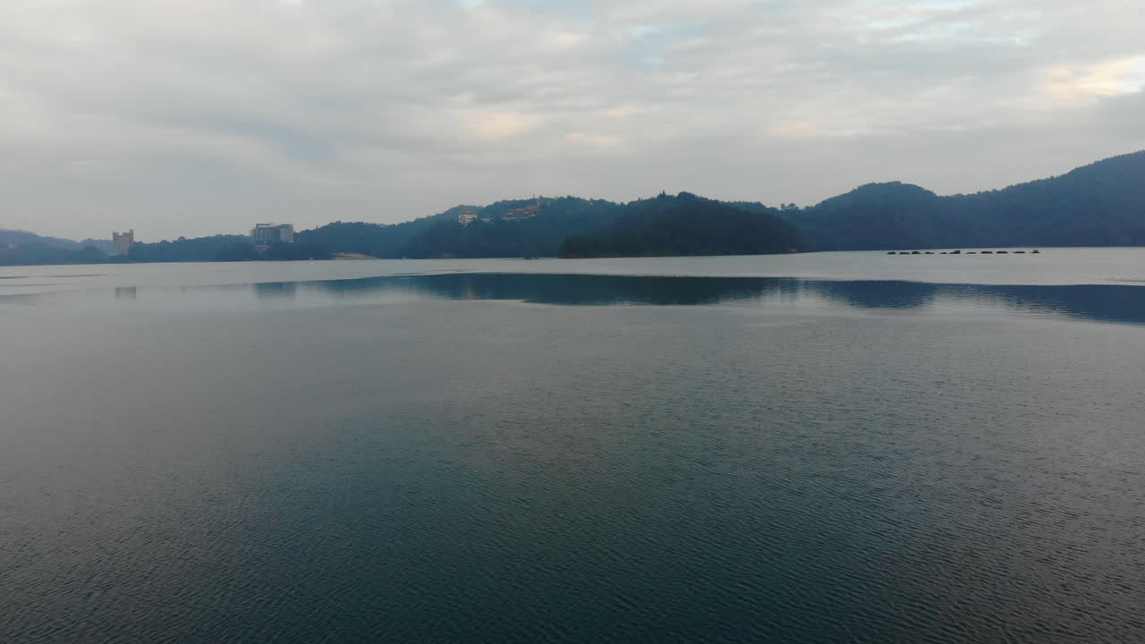 일출 직전 태양 달 호수의 arial 드론 샷