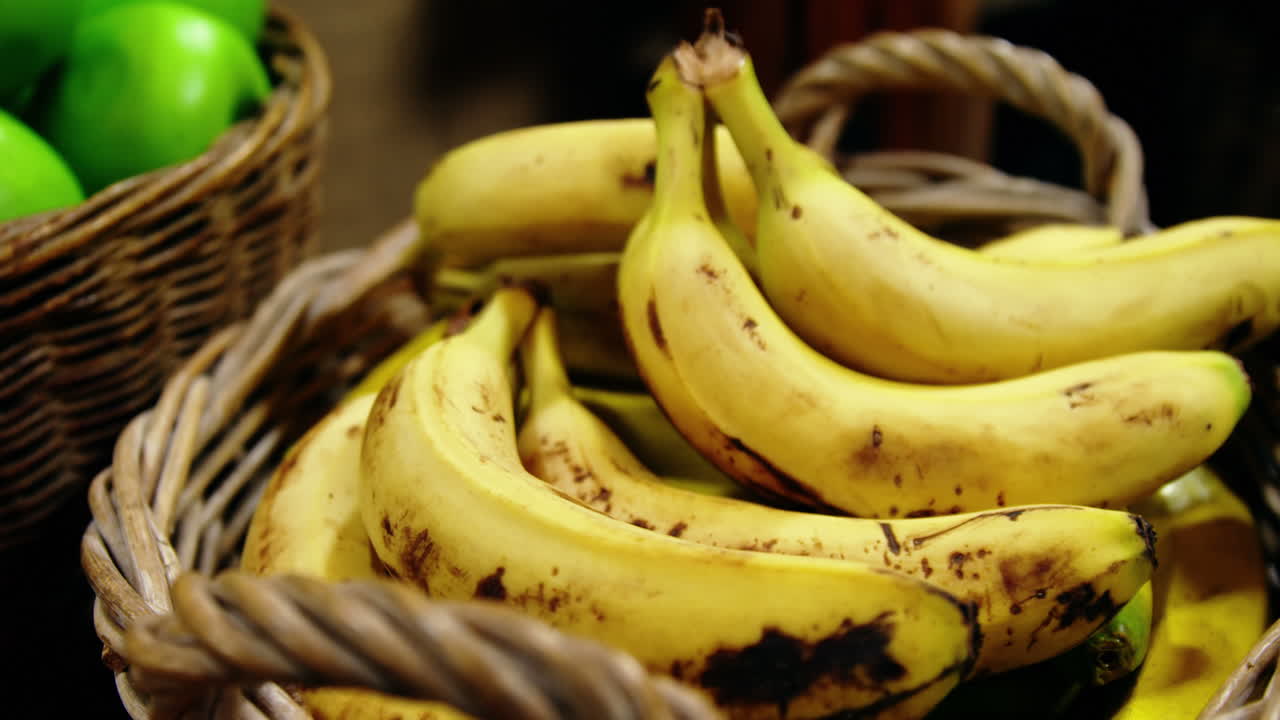 primer plano de plátanos en la canasta