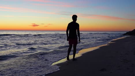 Teenager-Ist-Eine-Maskuline-Macho-Silhouette-An-Der-Küste