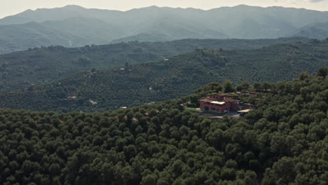 Volando-Sobre-Una-Casa-En-La-Cima-De-Una-Colina-En-Liguria