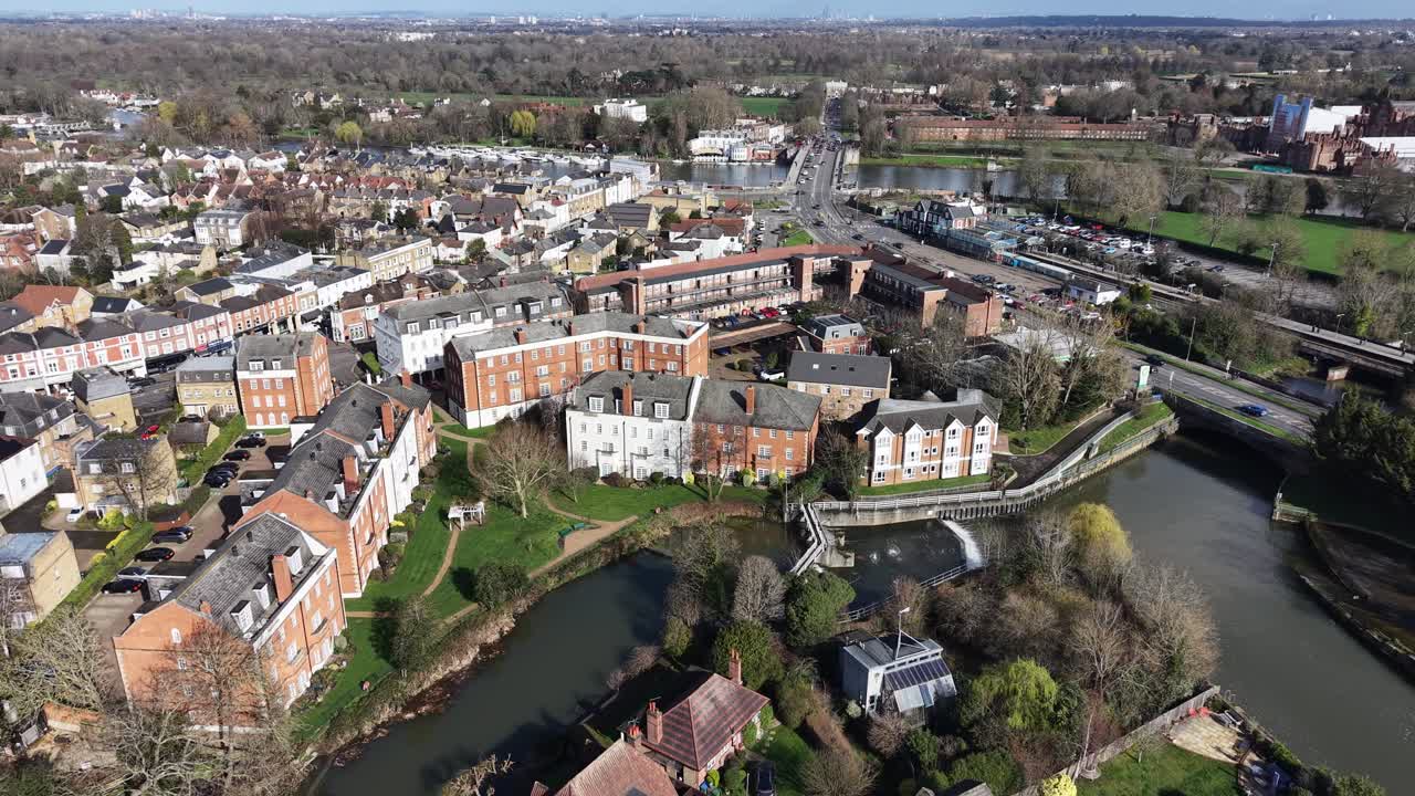 Vista panoramica da drone degli appartamenti sul lungofiume di East Molesey, Regno Unito.