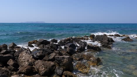 Das-Türkisfarbene-Meer-Ergießt-Sich-Auf-Den-Strand-Von-Kreta