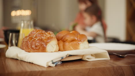 pan, challah y comida en la mesa para el shabbat