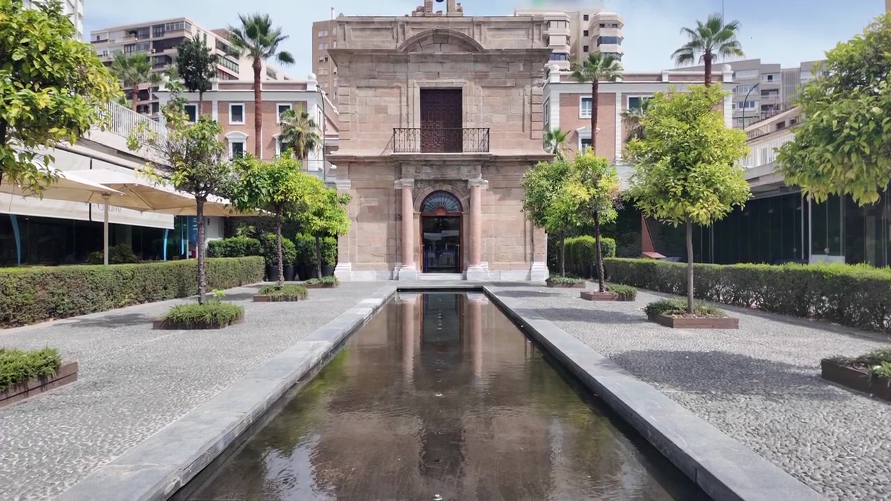 Capilla del Puerto de Málaga con estanque reflectante en España.